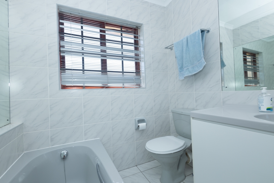 4 Bedroom Property for Sale in Flamingo Vlei Western Cape